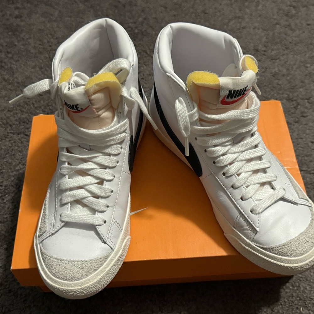 Nike Women’s Blazer Mid 77 Sneakers